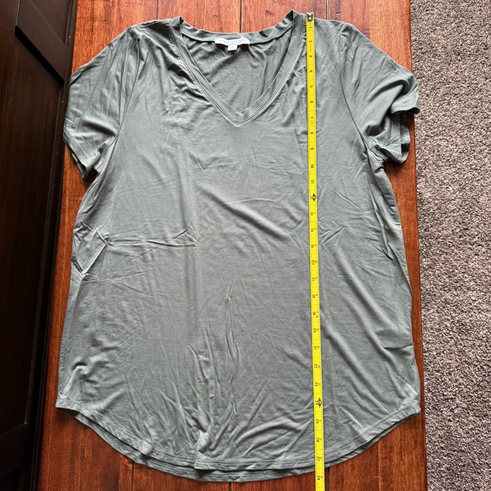 Women’s Green Envelope Green V-neck Short Sleeve Shirt Size Large - Picture 6 of 8